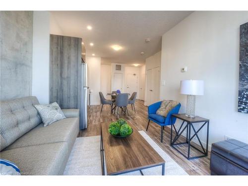 603-1438 Highland Road W, Kitchener, ON - Indoor Photo Showing Living Room