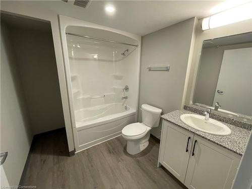 607-595 Strasburg Road, Kitchener, ON - Indoor Photo Showing Bathroom