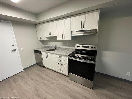 607-595 Strasburg Road, Kitchener, ON - Indoor Photo Showing Kitchen