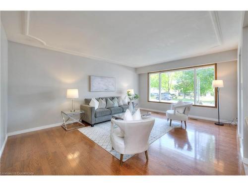 860 Guelph Street, Kitchener, ON - Indoor Photo Showing Living Room