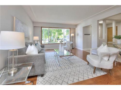 860 Guelph Street, Kitchener, ON - Indoor Photo Showing Living Room