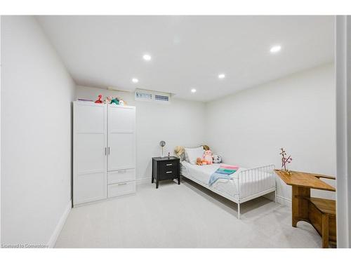 2035 Old Mill Road, Kitchener, ON - Indoor Photo Showing Bedroom