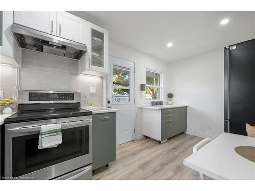 33 3 Avenue, Cambridge, ON - Indoor Photo Showing Kitchen