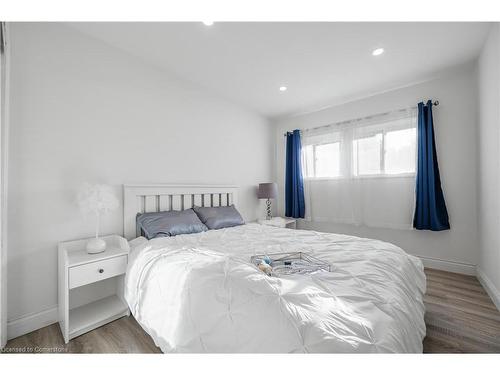 33 3 Avenue, Cambridge, ON - Indoor Photo Showing Bedroom