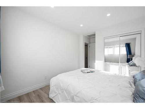 33 3 Avenue, Cambridge, ON - Indoor Photo Showing Bedroom