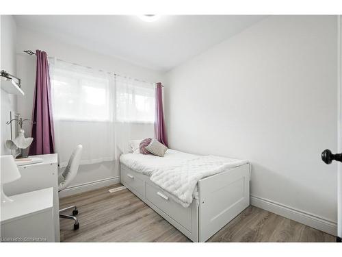 33 3 Avenue, Cambridge, ON - Indoor Photo Showing Bedroom