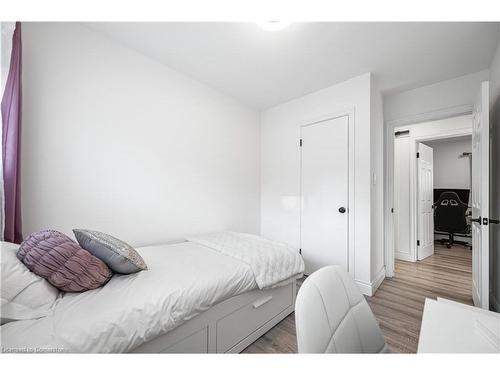 33 3 Avenue, Cambridge, ON - Indoor Photo Showing Bedroom