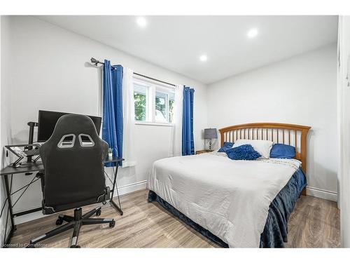 33 3 Avenue, Cambridge, ON - Indoor Photo Showing Bedroom