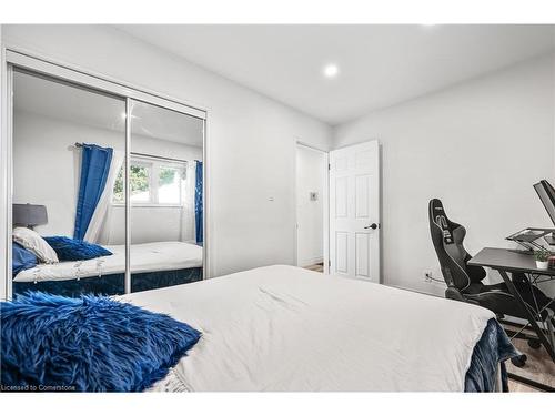 33 3 Avenue, Cambridge, ON - Indoor Photo Showing Bedroom