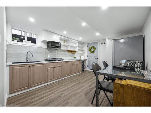 33 3 Avenue, Cambridge, ON - Indoor Photo Showing Kitchen