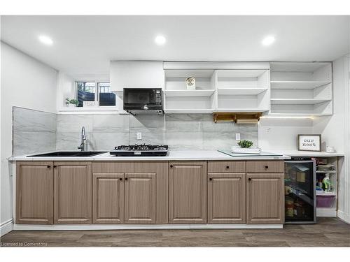 33 3 Avenue, Cambridge, ON - Indoor Photo Showing Kitchen