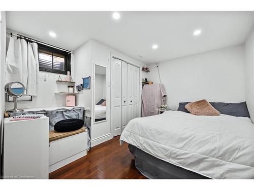 33 3 Avenue, Cambridge, ON - Indoor Photo Showing Bedroom