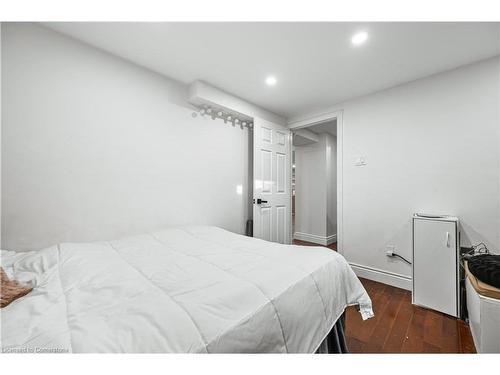 33 3 Avenue, Cambridge, ON - Indoor Photo Showing Bedroom