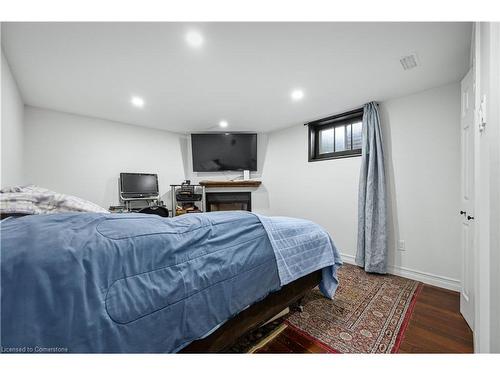 33 3 Avenue, Cambridge, ON - Indoor Photo Showing Bedroom