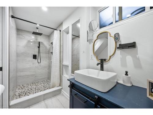 33 3 Avenue, Cambridge, ON - Indoor Photo Showing Bathroom