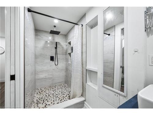 33 3 Avenue, Cambridge, ON - Indoor Photo Showing Bathroom