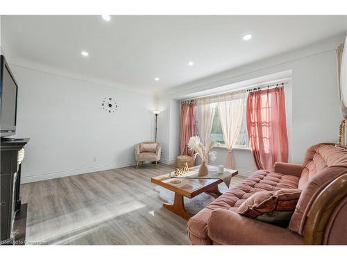 33 3 Avenue, Cambridge, ON - Indoor Photo Showing Living Room