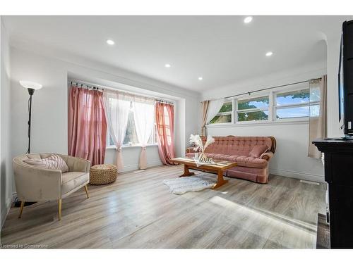 33 3 Avenue, Cambridge, ON - Indoor Photo Showing Living Room