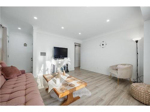 33 3 Avenue, Cambridge, ON - Indoor Photo Showing Living Room