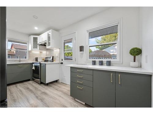 33 3 Avenue, Cambridge, ON - Indoor Photo Showing Kitchen