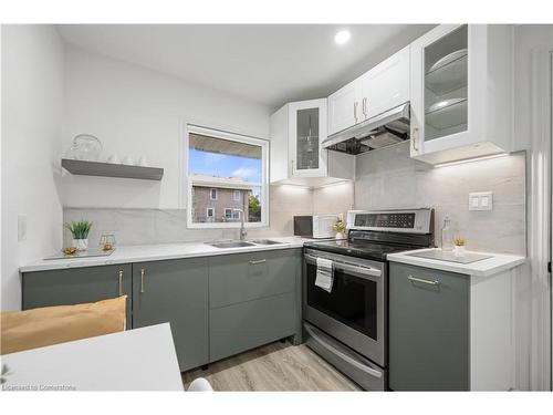 33 3 Avenue, Cambridge, ON - Indoor Photo Showing Kitchen