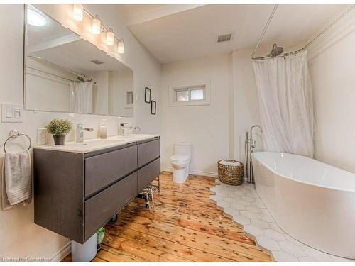 82 Bond Street, Cambridge, ON - Indoor Photo Showing Bathroom