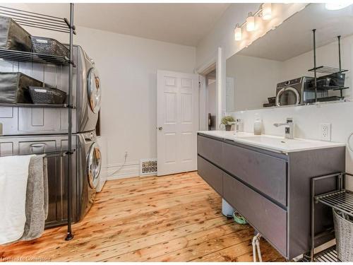 82 Bond Street, Cambridge, ON - Indoor Photo Showing Laundry Room