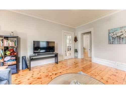 82 Bond Street, Cambridge, ON - Indoor Photo Showing Living Room