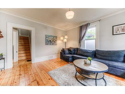 82 Bond Street, Cambridge, ON - Indoor Photo Showing Living Room