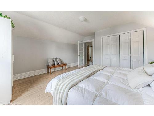 82 Bond Street, Cambridge, ON - Indoor Photo Showing Bedroom