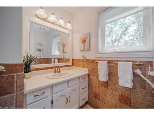 43 Kenmore Avenue, Cambridge, ON - Indoor Photo Showing Bathroom