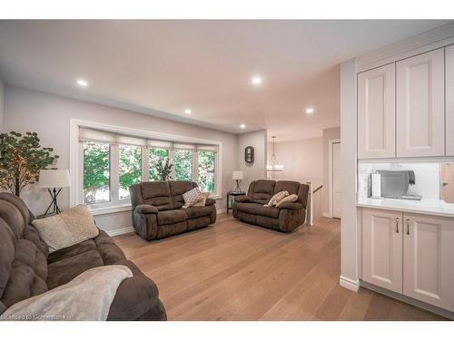 43 Kenmore Avenue, Cambridge, ON - Indoor Photo Showing Living Room