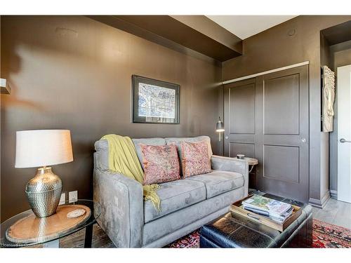 709-155 Caroline Street S, Waterloo, ON - Indoor Photo Showing Living Room