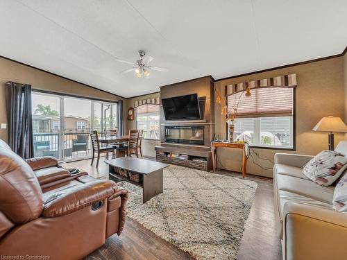 319-1501 Line 8 Road, Niagara-On-The-Lake, ON - Indoor Photo Showing Living Room