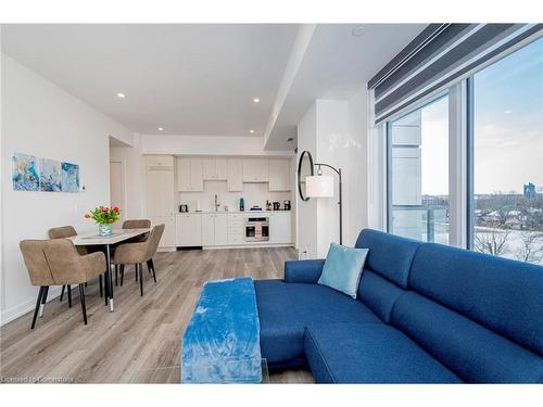 612-15 Wellington Street S, Kitchener, ON - Indoor Photo Showing Living Room