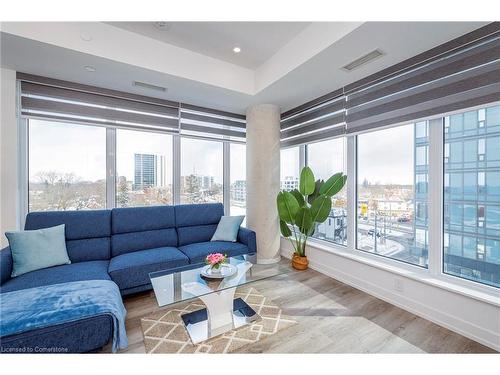 612-15 Wellington Street S, Kitchener, ON - Indoor Photo Showing Living Room