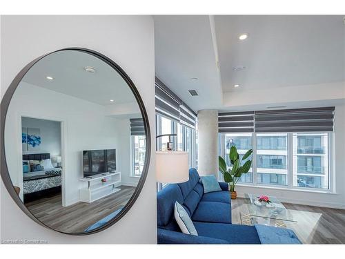 612-15 Wellington Street S, Kitchener, ON - Indoor Photo Showing Living Room