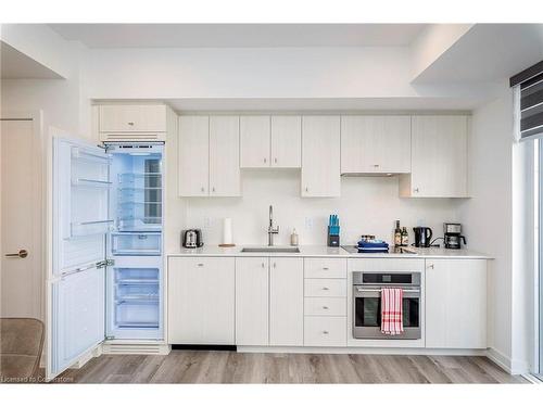 612-15 Wellington Street S, Kitchener, ON - Indoor Photo Showing Kitchen