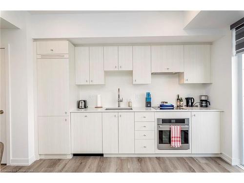 612-15 Wellington Street S, Kitchener, ON - Indoor Photo Showing Kitchen