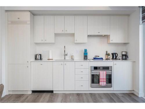 612-15 Wellington Street S, Kitchener, ON - Indoor Photo Showing Kitchen