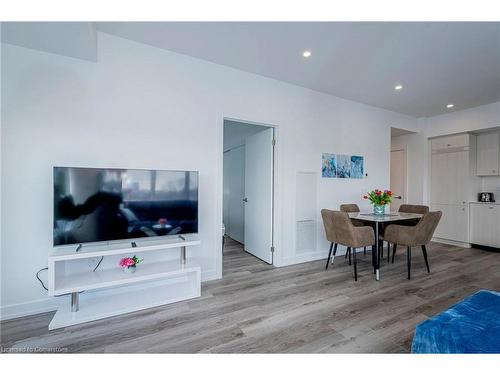 612-15 Wellington Street S, Kitchener, ON - Indoor Photo Showing Living Room