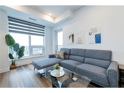 1806-5 Wellington Street S, Kitchener, ON - Indoor Photo Showing Living Room