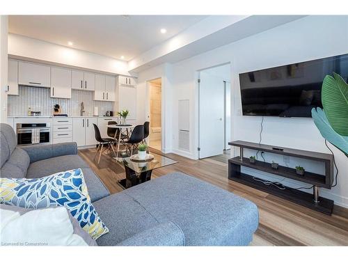 1806-5 Wellington Street S, Kitchener, ON - Indoor Photo Showing Living Room