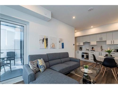 1806-5 Wellington Street S, Kitchener, ON - Indoor Photo Showing Living Room