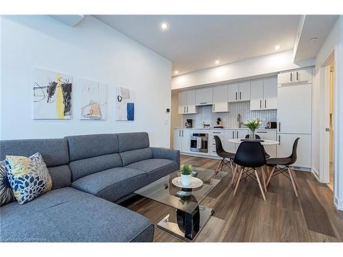 1806-5 Wellington Street S, Kitchener, ON - Indoor Photo Showing Living Room