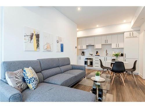 1806-5 Wellington Street S, Kitchener, ON - Indoor Photo Showing Living Room