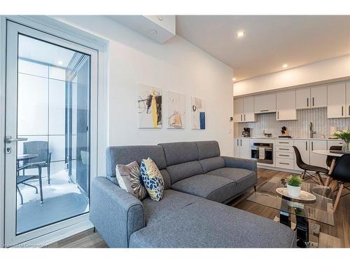 1806-5 Wellington Street S, Kitchener, ON - Indoor Photo Showing Living Room