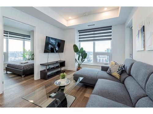 1806-5 Wellington Street S, Kitchener, ON - Indoor Photo Showing Living Room