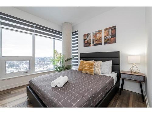 1806-5 Wellington Street S, Kitchener, ON - Indoor Photo Showing Bedroom