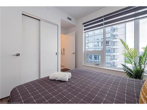 1806-5 Wellington Street S, Kitchener, ON - Indoor Photo Showing Bedroom